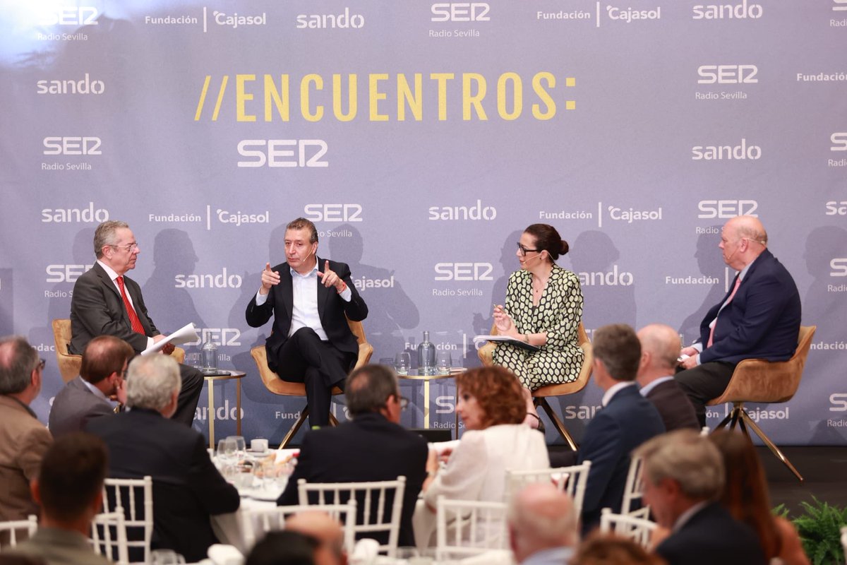 JFdezdelosRios's tweet photo. Hoy hemos estado en los Encuentros SER de @RadioSevilla, conducidos por Salomón Hachuel, compartiendo  reflexiones sobre los retos que van a definir el futuro de Sevilla y su provincia: vivienda, movilidad, infraestructuras, carreteras y el desafío demográfico.

Retos grandes que exigen una visión metropolitana, con respuestas a la altura, con coordinación y políticas públicas que no dejen a nadie atrás.