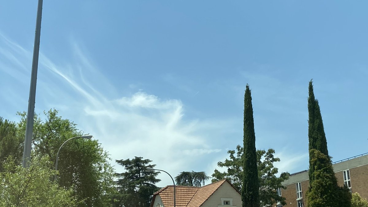 JMurilloSanchez's tweet photo. Esta mierda en el cielo es la ola de calor. Gaseamientos y metales. https://t.co/tTTXby59j2