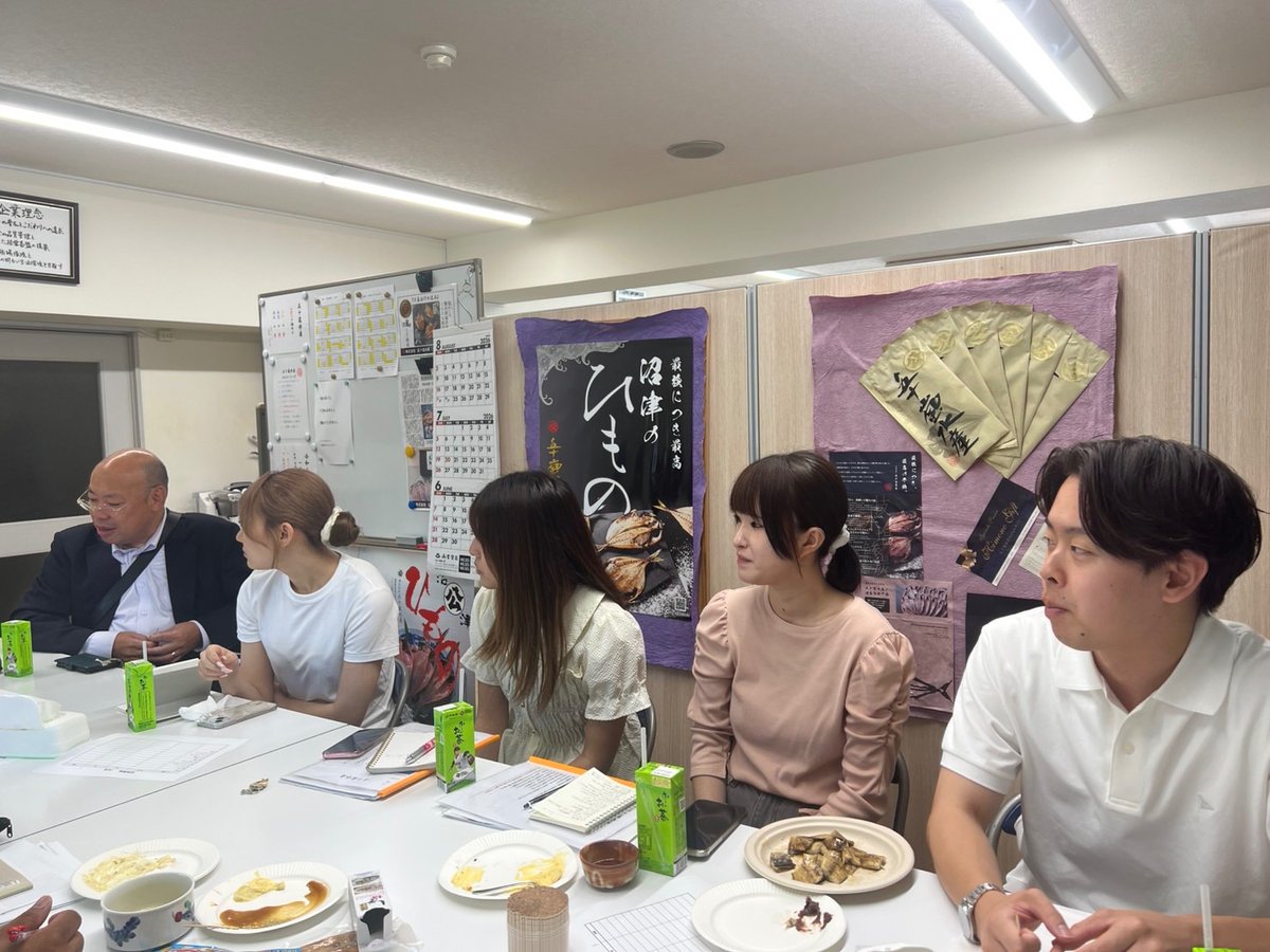 ueharazemi's tweet photo. こんにちは！五十嵐水産チームです

本日は五十嵐水産を訪問し、干物ガチャのデザインの打ち合わせを行いました！どんな商品を景品とするかも今後考えていきます🐟

また、7月後半に学食でどんな調味料が干物に合うのか皆さんに食べ比べてもらうイベントを実施予定です✨️
楽しみにしていてください😊 https://t.co/cFyqB9ZUVj