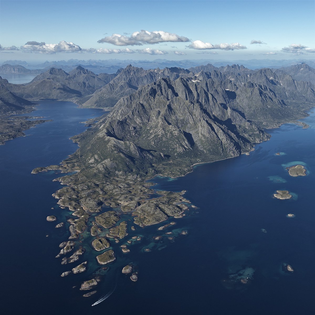 ingeododo's tweet photo. Lofoten #Noruega 🇳🇴 

Las rocas de estas montañas tienen hasta 2.900 Ma y pertenecen a las rocas más antiguas de la tierra. Durante la edad de hielo, los glaciares esculpieron estas rocas y formaron las cimas de las montañas y los valles.

Una foto del gran BERNHARD EDMAIER https://t.co/nKuJuEOFxe