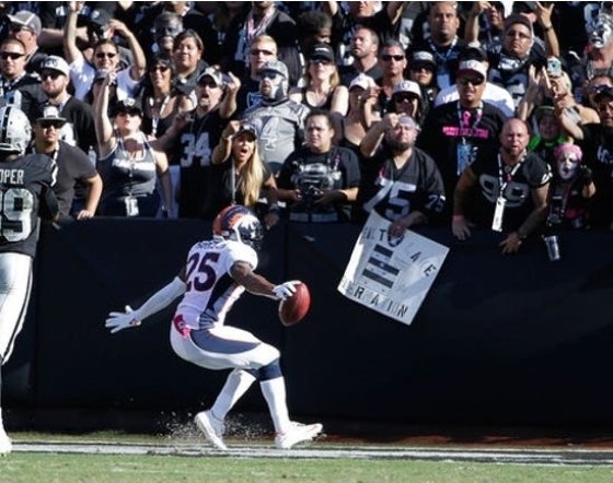 Broncos4six's tweet photo. PSA:
If you're getting flipped off by Raider fans, you're doing something right 😅 https://t.co/eHzNX1Oqxw