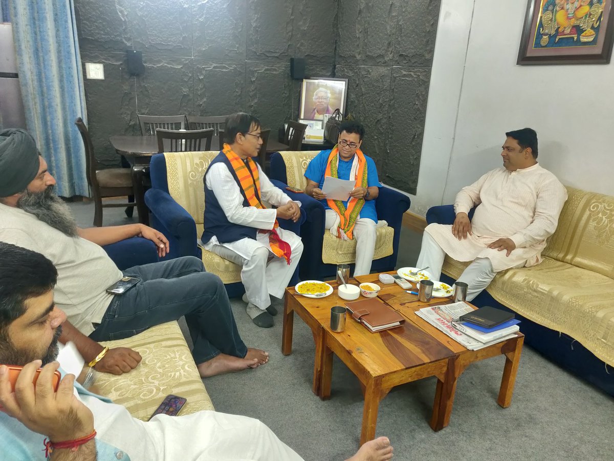 BjpPrashar's tweet photo. ਲੰਬੇ ਸਮੇਂ ਦੇ ਇੰਤਜ਼ਾਰ ਤੇ ਸੁਭਾਗ  @BJP4India ਸਾਬਕਾ ਕੌਮੀ ਸਕੱਤਰ ਤੇ  ਤ੍ਰਿਪੁਰਾ ਦੇ ਪ੍ਰਭਾਰੀ ਰਹੇ ਮੇਰੇ ਸਤਿਕਾਰਯੋਗ@Sunil_Deodhar ਜੀ ਨੂੰ ਮਿਲਣਾ ਹੋਇਆ ਤੇ ਮੇਰੇ ਸੁਨਹਿਰੀ ਭਵਿੱਖ ਲਈ ਆਸ਼ਿਰਵਾਦ ਦਿੱਤਾ ! ਭਾਜਪਾ ਦੇ ਸੀਨੀਅਰ ਆਗੂ ਸ੍ਰ: ਸੰਦੀਪ ਸਿੰਘ ਰਾਏ ਤੇ ਮੇਰੇ ਛੋਟੇ ਵੀਰ ਜਿਲ੍ਹਾ ਮੀਤ ਪ੍ਰਧਾਨ ਸ਼੍ਰੀ ਨਿਤੀਨ ਬਾਲੀ ਜੀ ਨਾਲ ਰਹੇ! https://t.co/Bf5Vsv54ux