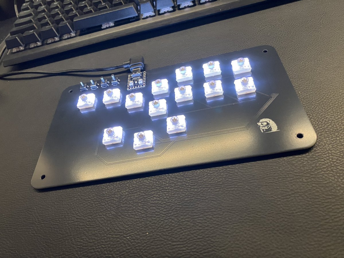 spike_V7's tweet photo. コンパクト薄型でボタン一個増やした
黒基板はカッコええ https://t.co/ERQ49WHKX0