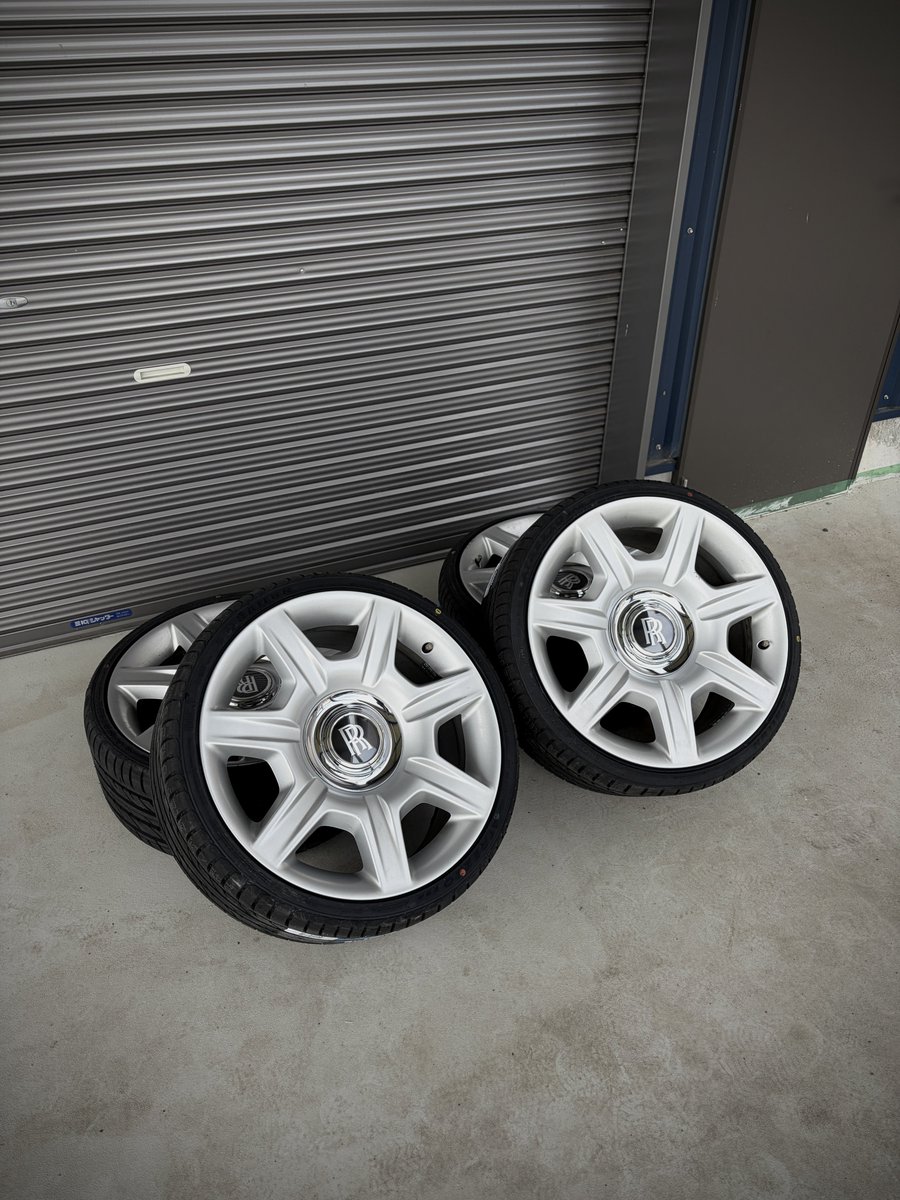 Dmiz99999's tweet photo. 快適通勤車仕様変更🙋‍♂️

·XYZ車高調
·Rolls-Royce GHOST Genuine wheels
 20inch

納車前から用意してやっと履けました🛞 https://t.co/QqZ9BK4s1X