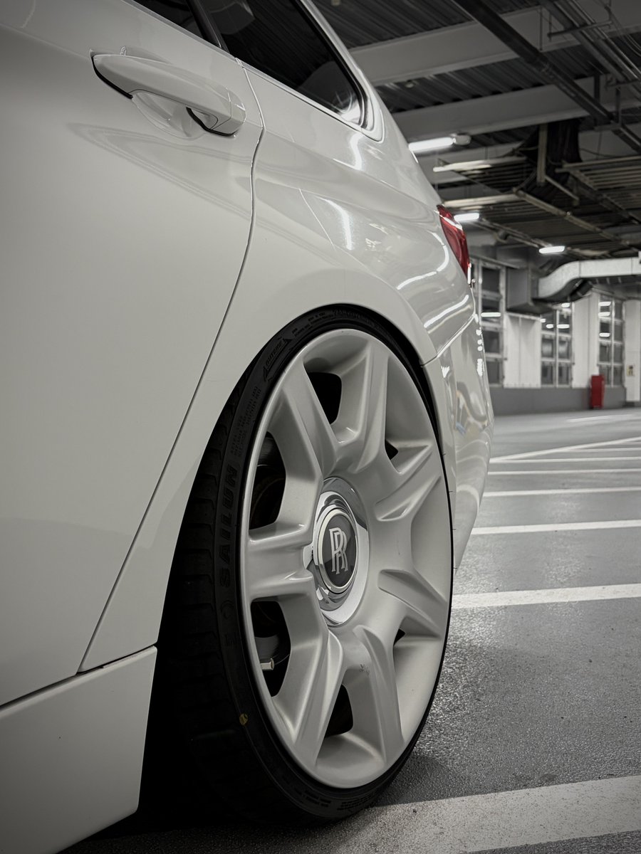 Dmiz99999's tweet photo. 快適通勤車仕様変更🙋‍♂️

·XYZ車高調
·Rolls-Royce GHOST Genuine wheels
 20inch

納車前から用意してやっと履けました🛞 https://t.co/QqZ9BK4s1X