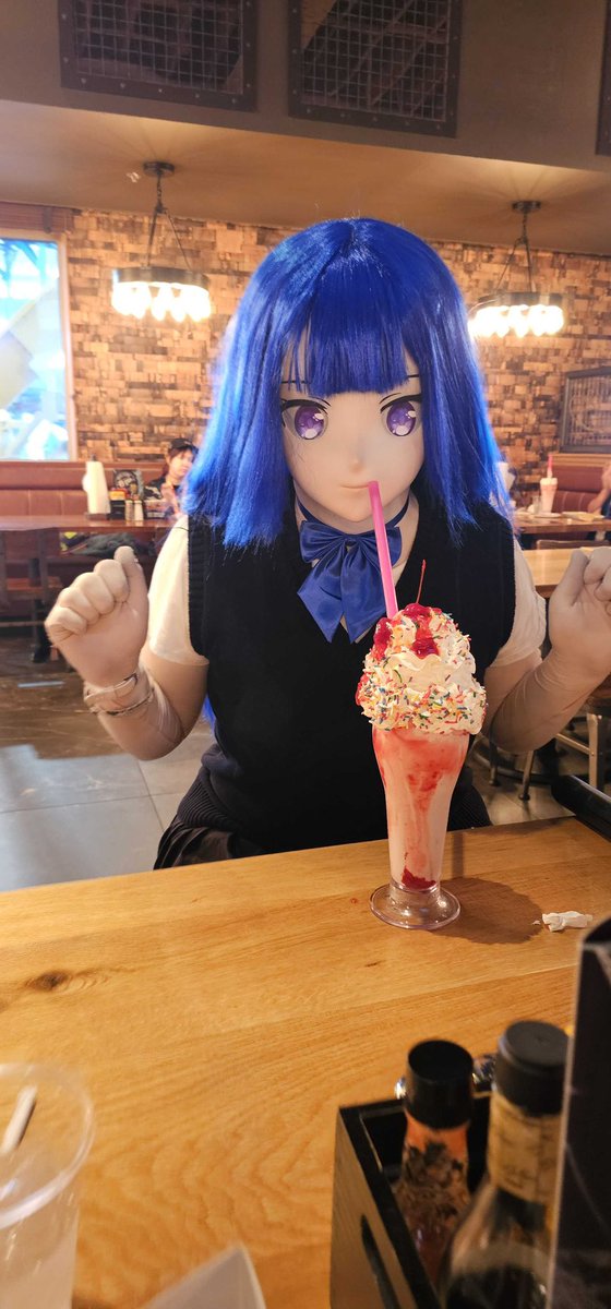 Asumi_Kig's tweet photo. OMG!! THIS SHAKE LOOKS SO GOOD!! AND THERES A CUTE CHERRY ON IT!!!
Wait a minute..... How do I eat?
๐ธ: @FloraSkelechan
#kigurumi #็ใใใฟ #Kig #ColossalCon https://t.co/XVJ3ibW8hh
