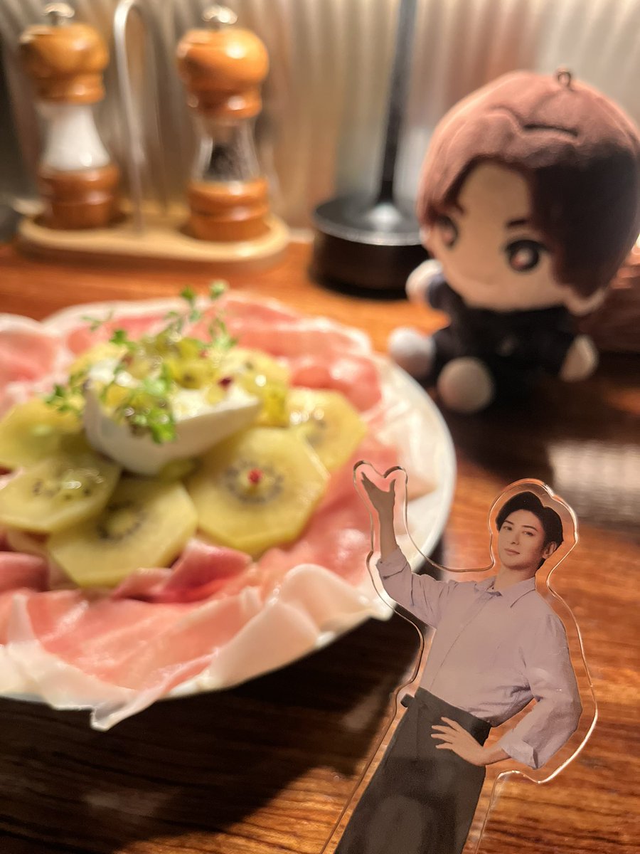 7kymn's tweet photo. FCイベin大阪🙌
キキ食パンも笑ったし今日のプチハプニングトークとかずっと面白くてかわいくて楽しかった☺️💗
美味しいごはんも食べました〜！！
(私が作りました顔する古川さんと料理を狙うきょもぬい) https://t.co/ttbwhyDiri