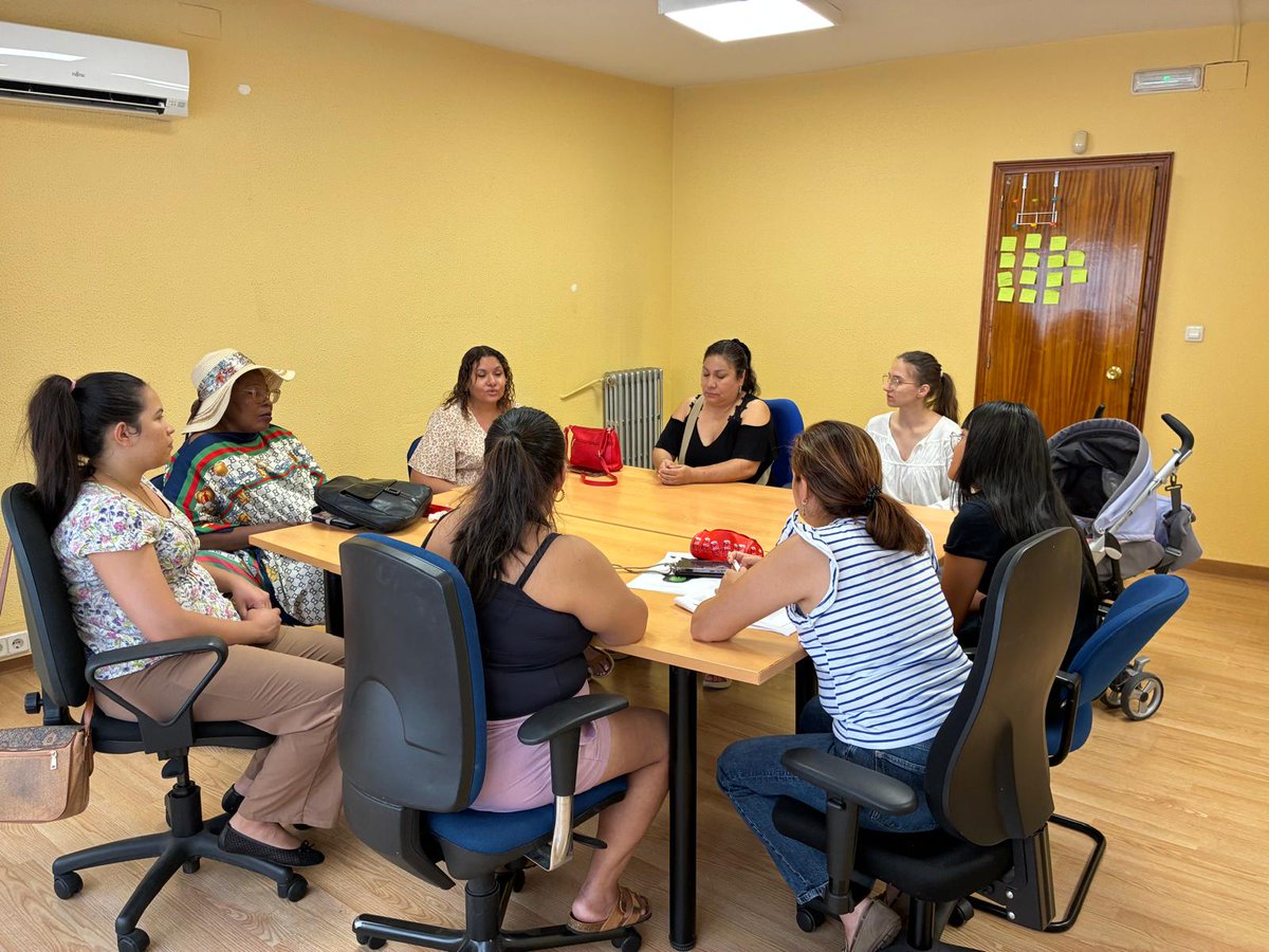 caritasto's tweet photo. Taller Reconstruyendo mi autoestima en #Talavera con mujeres acompañadas por el #areafamilia @rompetusilencio1 @proyectomater https://t.co/4KqSSevNeB