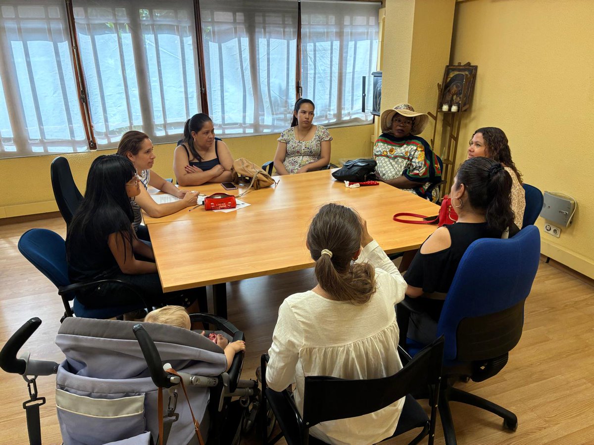 caritasto's tweet photo. Taller Reconstruyendo mi autoestima en #Talavera con mujeres acompañadas por el #areafamilia @rompetusilencio1 @proyectomater https://t.co/4KqSSevNeB