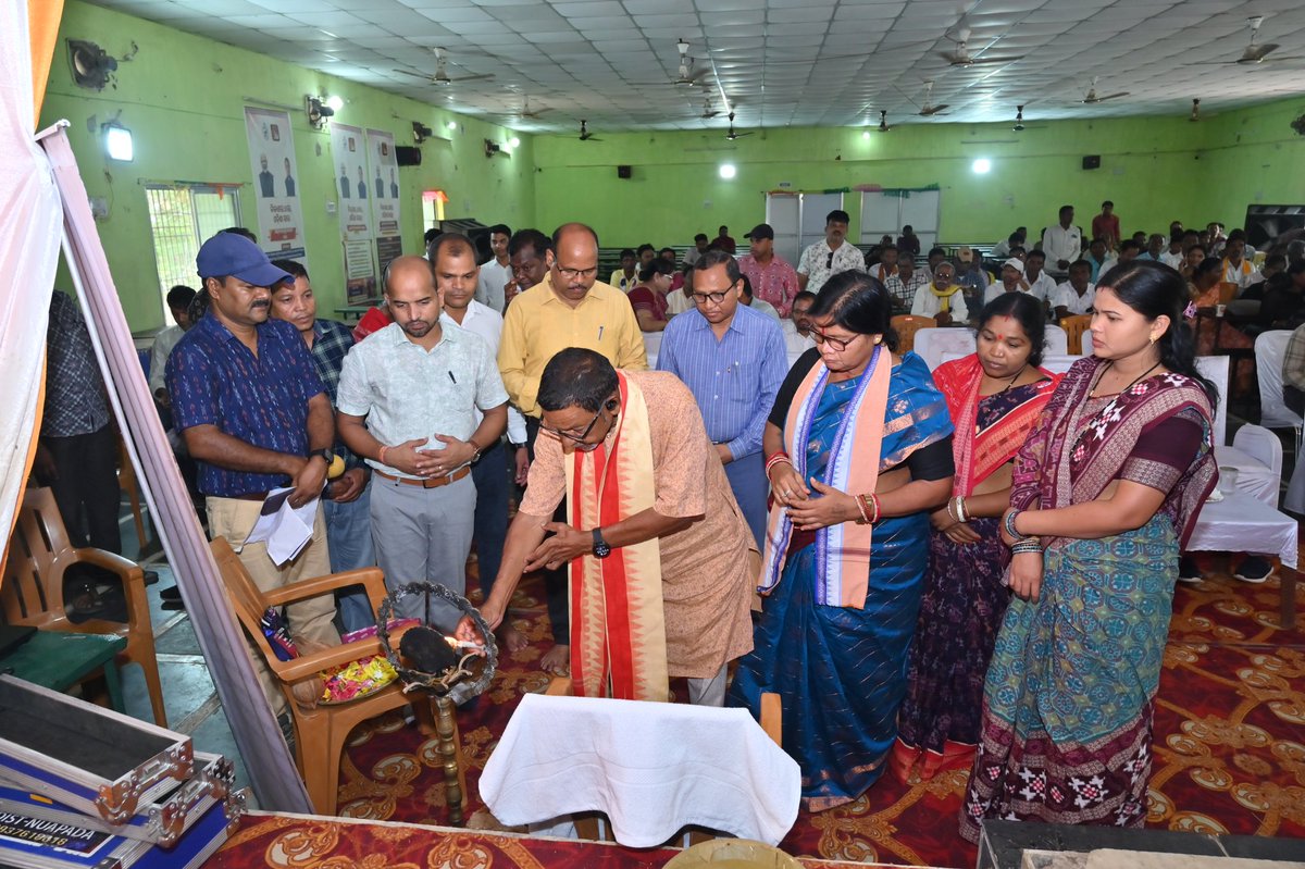 DM_Nuapada's tweet photo. ରାଜ୍ୟ ସରକାରଙ୍କ ଦୁଇ ବର୍ଷ ପୂର୍ତ୍ତି ଅବସରରେ ଜନସମ୍ପର୍କ କାର୍ଯ୍ୟକ୍ରମ  ‘ବିକାଶର ଧାରା, ଓଡ଼ିଶା ସାରା’ ଅନ୍ତର୍ଗତ ଜିଲ୍ଲାସ୍ତରୀୟ ଜାତି-ଜନଜାତି ସମ୍ବାଦ ବୈଠକ ସ୍ଥାନୀୟ ନ୍ୟାସନାଲ କଲେଜ ସଭାଗୃହରେ ଅନୁଷ୍ଠିତ ହୋଇଯାଇଛି। 
@CMO_Odisha @IPR_Odisha @scstdevdept @PRDeptOdisha https://t.co/K5HdONgWBo
