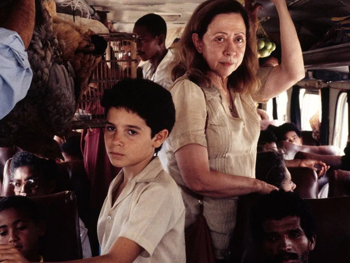 oxentepipoca's tweet photo. Os melhores filmes brasileiros de todos os tempos, segundo votação organizada pelo O Globo com 185 profissionais do cinema:

1. Central do Brasil (Walter Salles)
2. Deus e o Diabo na Terra do Sol (Glauber Rocha)
3. Cidade de Deus (Fernando Meirelles e Kátia Lund)
4. Cabra Marcado para Morrer (Eduardo Coutinho)
5. Vidas Secas (Nelson Pereira dos Santos)
6. Pixote, a Lei do Mais Fraco (Héctor Babenco)
7. Bye Bye Brasil (Cacá Diegues)
8. Limite (Mário Peixoto)
9. Terra em Transe (Glauber Rocha)
10. A Hora da Estrela (Suzana Amaral)

13. Ainda Estou Aqui (Walter Salles)
16. São Paulo Sociedade Anônima (Luiz Sergio Person)
17. O Som ao Redor (Kleber Mendonça Filho)
20. O Pagador de Promessas (Anselmo Duarte)
23. O Agente Secreto (Kleber Mendonça Filho)
25. Jogo de Cena (Eduardo Coutinho)
36. O Céu de Suely (Karim Aïnouz)
38. Mar de Rosas (Ana Carolina)
40. Manas (Marianna Brennand)