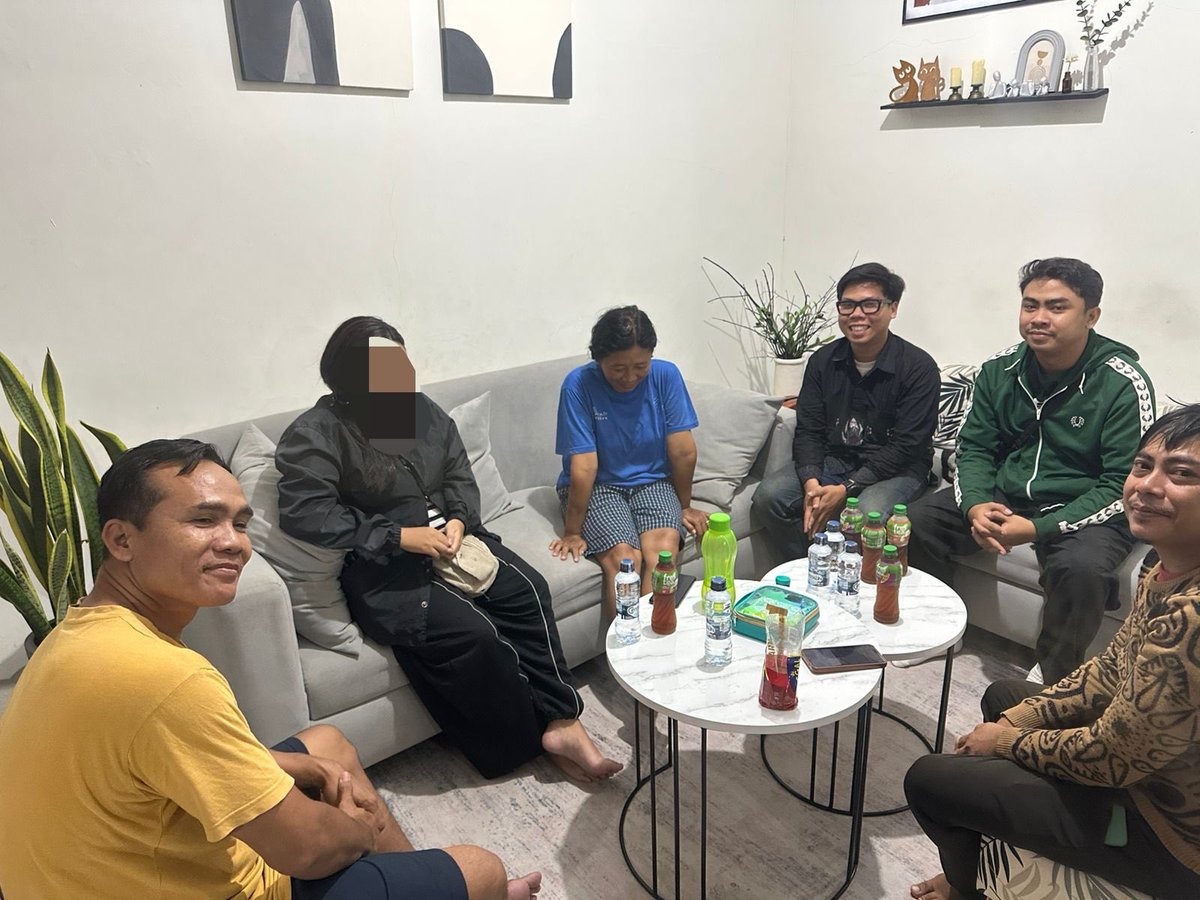 nitakussumadewi's tweet photo. update:

malam ini, perwakilan kami yaitu Azhar dan Ibnu beserta tim dinsos sudah bertemu korban di kos nya utk menyalurkan hasil donasi dan pengarahan perihal pendampingan kehidupan menjelang lahiran dgn dinsos DIY. https://t.co/SgiCSO6gYt
