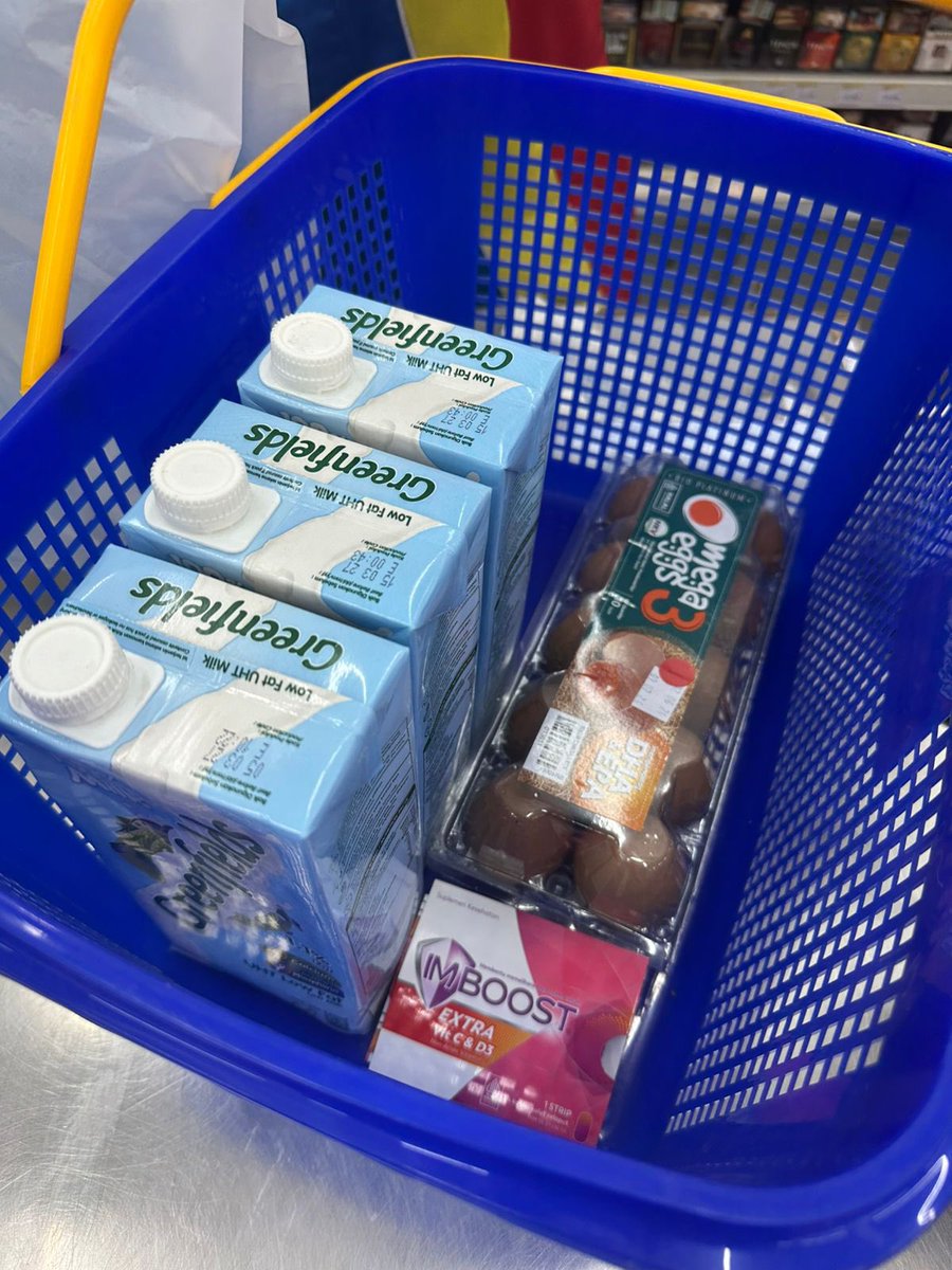 nitakussumadewi's tweet photo. update:

malam ini, perwakilan kami yaitu Azhar dan Ibnu beserta tim dinsos sudah bertemu korban di kos nya utk menyalurkan hasil donasi dan pengarahan perihal pendampingan kehidupan menjelang lahiran dgn dinsos DIY. https://t.co/SgiCSO6gYt