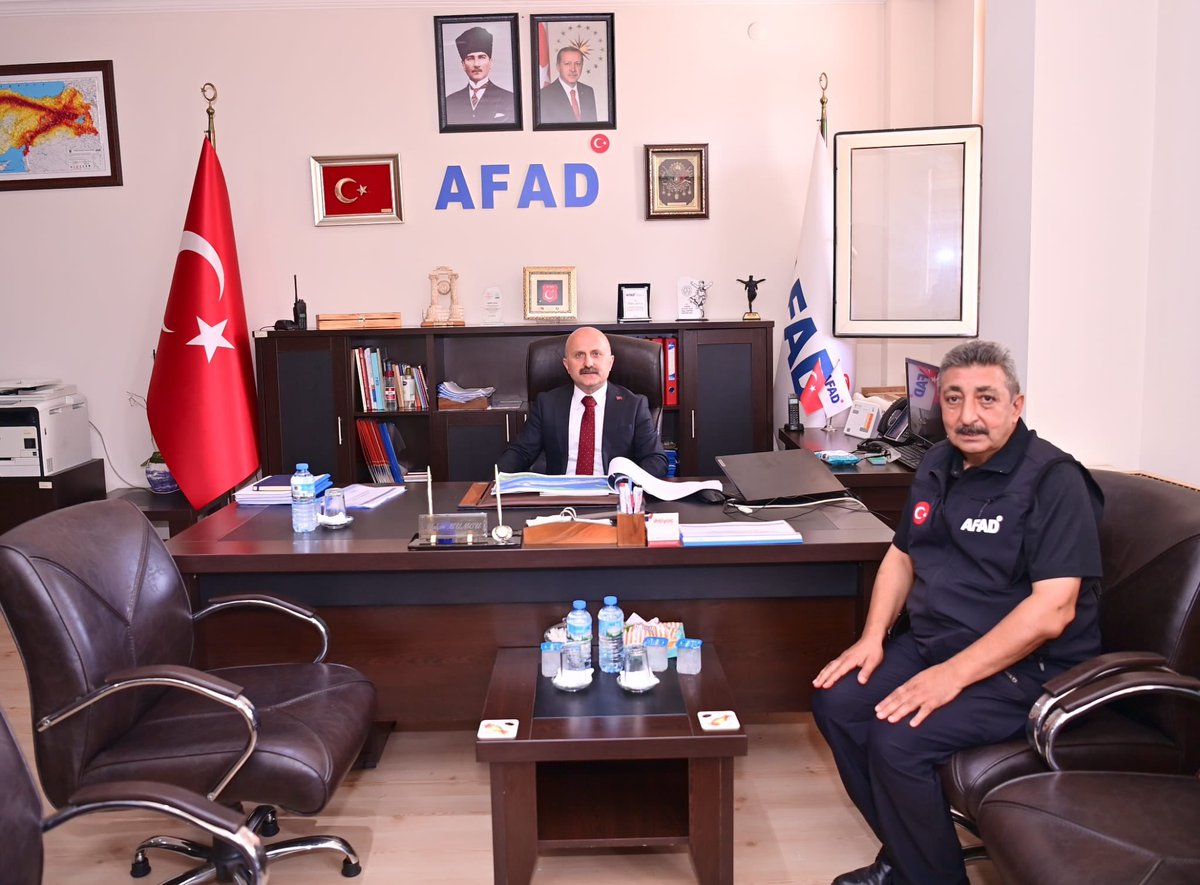AydinValiligi's tweet photo. 📍 İl Afet ve Acil Durum Müdürlüğü

Valimiz Sayın @DrOsmanVarol başkanlığında, İl Afet ve Acil Durum Müdürlüğü’nde çalışma toplantısı gerçekleştirildi.

Toplantıda;
🔷 Afet ve acil durum hazırlıkları,
🔷 Risk azaltma faaliyetleri,
🔷 Müdahale kapasitesinin güçlendirilmesi ve kurumlar arası koordinasyon süreçleri ele alındı.

İl Müdürü Yalçın Mumcu’nun brifing sunduğu toplantıda Sayın Valimiz, vatandaşlarımızın can ve mal güvenliği için özveriyle çalışan tüm personele teşekkür ederek görevlerinde başarılar diledi.