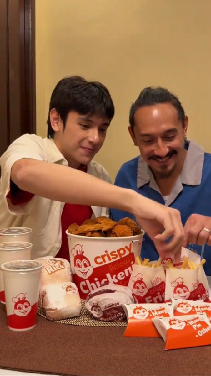 HeathWaversOFC's tweet photo. A Jollibee feast with his first hero. 

Advance happy father’s day to Heath’s CHAMP, Tito Mike! 💙

HEATHs JOLLIBEEDA KAY DADA
#FatherSonMOYments https://t.co/u2m1U9uJ7Q