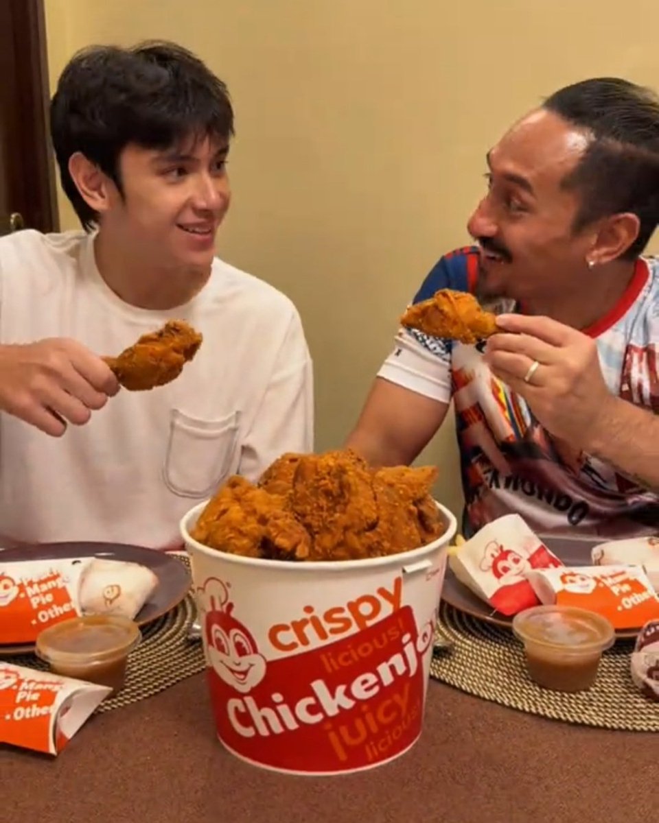 HeathWaversOFC's tweet photo. A Jollibee feast with his first hero. 

Advance happy father’s day to Heath’s CHAMP, Tito Mike! 💙

HEATHs JOLLIBEEDA KAY DADA
#FatherSonMOYments https://t.co/u2m1U9uJ7Q