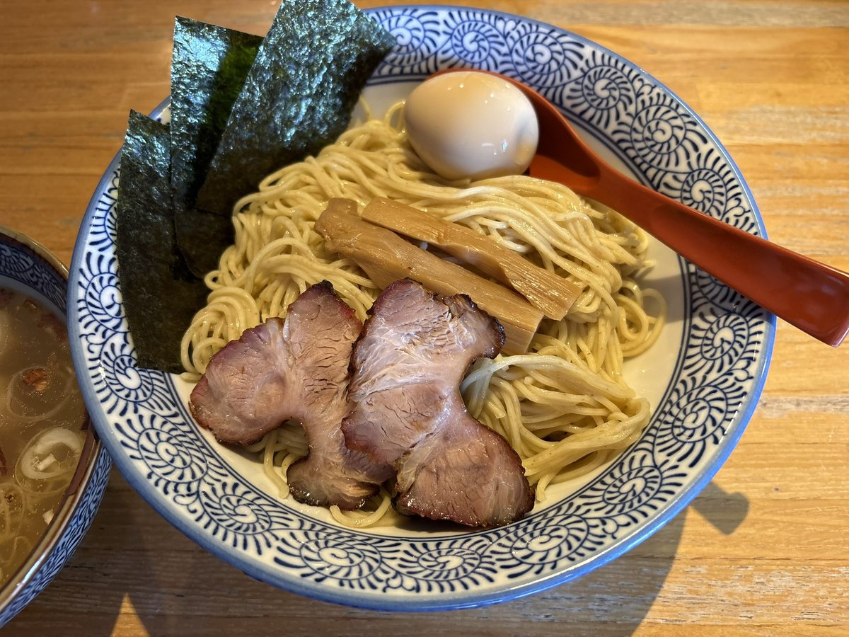 yabayasu7's tweet photo. 2026-06-19（金）#053
《支那そば なかじま》さん

｢特製しおつけそば（大盛）」

健診〜💁‍♂️
海老油香る滋味深つけ汁健在👍💯今日も堪らん😋全粒自家製麺しっかり〆られていて、もちムギュ堪らん😋赤耳焼豚唯一無二💯生姜効いたわんたん旨旨し😋最後スープ割fin🏁沁みたわ〜ご馳走様でした🙇‍♂️ https://t.co/Ag561Db9le