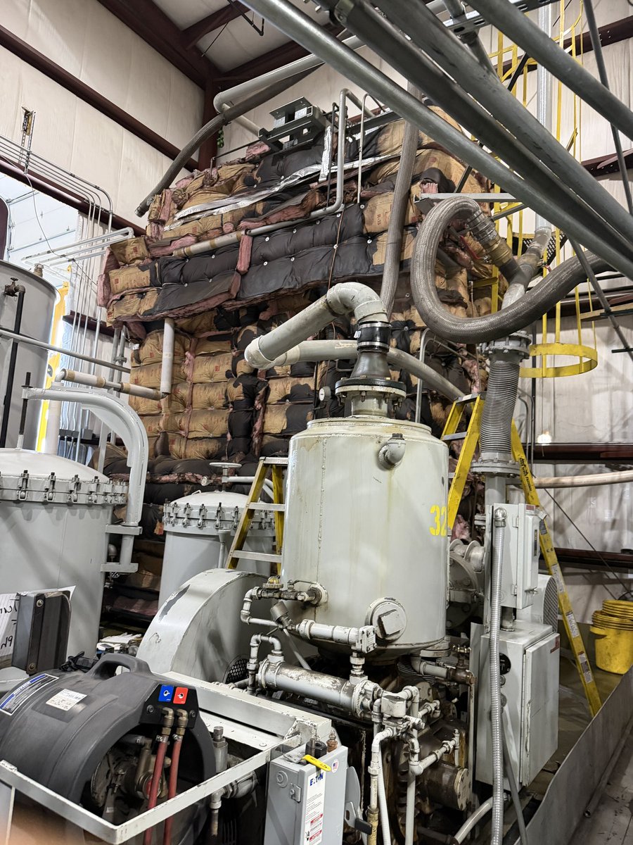 arnvcn's tweet photo. Something something American dynamism, reindustrialization, etc…

Factories are cool af

💆‍♂️💆‍♂️💆‍♂️ https://t.co/EdWN64uRWR