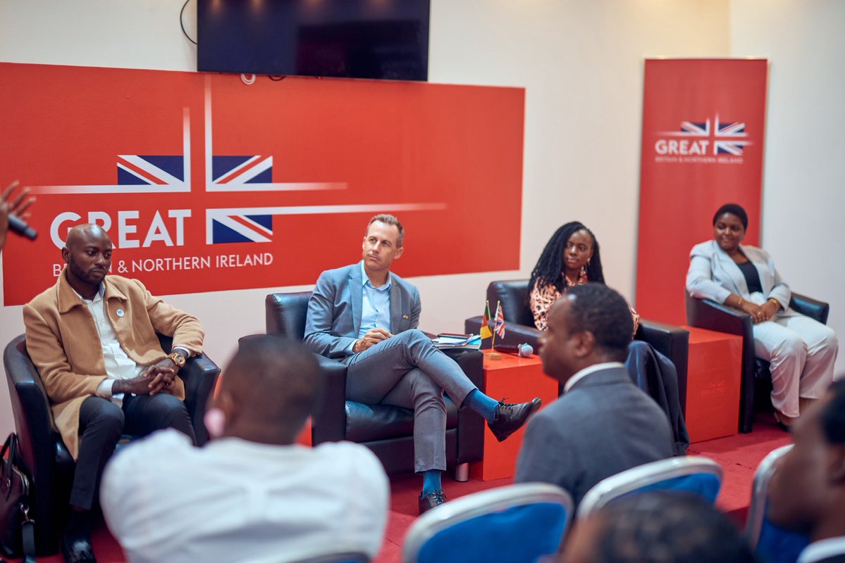 UKinCameroon's tweet photo. 5/6 In the afternoon we had interesting conversations on life before and after studies in the UK, featuring a diverse panel of #Chevening #Commonwealth #HC4aDay and work alumni for an inspiring panel on their UK journeys. 

#GreatCampaign https://t.co/MgTuHPIRMf