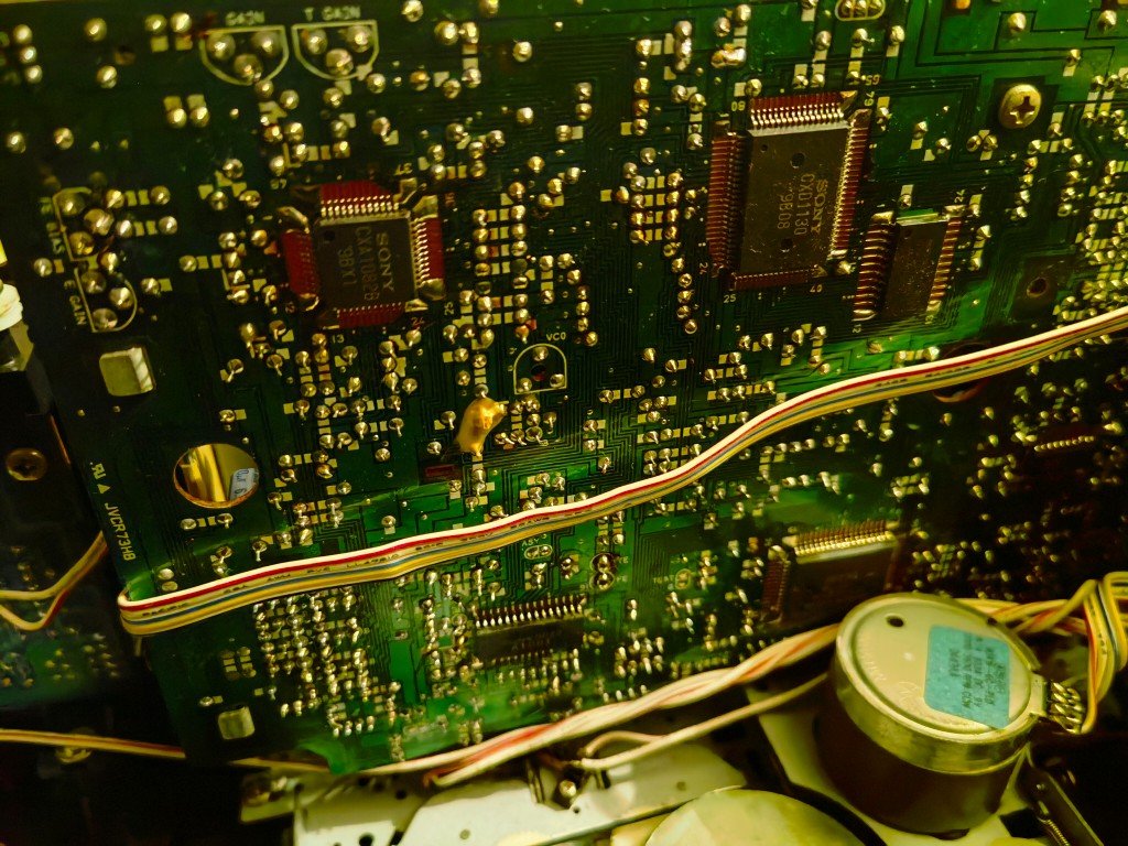 HiFi_MACLORD's tweet photo. クラウンCD-600の内部…基板はJVCの文字があるのでビクター設計？メカはタナシンのワンモーターっぽい。スピーカーも日本製みたいだけどどこのだろう。

製造は中国だけど、しっかり日本製パーツで組まれてる。なかなかお買い得だったんじゃないだろうか https://t.co/TGeERadoSw