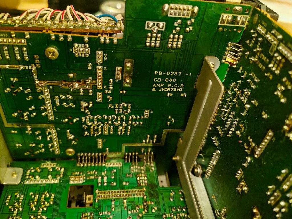 HiFi_MACLORD's tweet photo. クラウンCD-600の内部…基板はJVCの文字があるのでビクター設計？メカはタナシンのワンモーターっぽい。スピーカーも日本製みたいだけどどこのだろう。

製造は中国だけど、しっかり日本製パーツで組まれてる。なかなかお買い得だったんじゃないだろうか https://t.co/TGeERadoSw