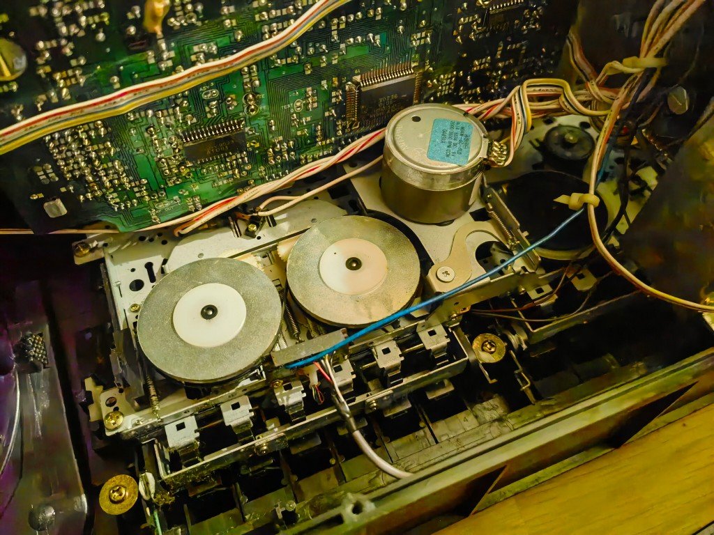 HiFi_MACLORD's tweet photo. クラウンCD-600の内部…基板はJVCの文字があるのでビクター設計？メカはタナシンのワンモーターっぽい。スピーカーも日本製みたいだけどどこのだろう。

製造は中国だけど、しっかり日本製パーツで組まれてる。なかなかお買い得だったんじゃないだろうか https://t.co/TGeERadoSw