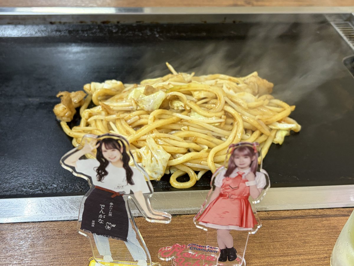 Do_Airi_M's tweet photo. 孤独の遠征グルメ in 岡山(初)
#花門S

岡山グルメで調べて1番食べたい！って思ったのが実はホルモンうどんでした！

ちょいと辛めの味付けがヤミツキになる！
ホルモンも柔らかくてめちゃくちゃ美味しかった！🥹

このお店は牡蠣のお好み焼き「かきおこ」もあって、せっかくだから両方食べてきました😋

店員さんがカウンターで焼いてくれて、完成したらこちらの鉄板に持ってきてくれるので、鉄板焼きに慣れてなくても安心して食べれます😊

僕と同じくホルモンうどん＆かきおこ食べたい人がいたらオススメ！🤗
あ、蒜山やきそばもありました！