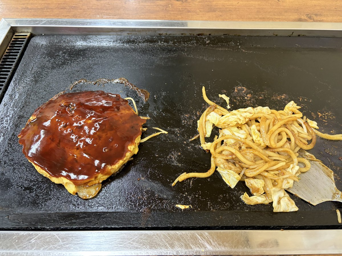 Do_Airi_M's tweet photo. 孤独の遠征グルメ in 岡山(初)
#花門S

岡山グルメで調べて1番食べたい！って思ったのが実はホルモンうどんでした！

ちょいと辛めの味付けがヤミツキになる！
ホルモンも柔らかくてめちゃくちゃ美味しかった！🥹

このお店は牡蠣のお好み焼き「かきおこ」もあって、せっかくだから両方食べてきました😋

店員さんがカウンターで焼いてくれて、完成したらこちらの鉄板に持ってきてくれるので、鉄板焼きに慣れてなくても安心して食べれます😊

僕と同じくホルモンうどん＆かきおこ食べたい人がいたらオススメ！🤗
あ、蒜山やきそばもありました！