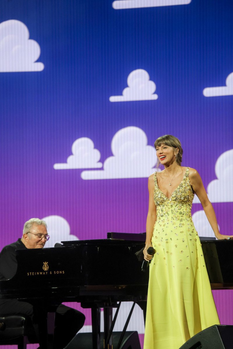 taylorswiftbr's tweet photo. “Foi tudo muito agradável. Quero dizer, outras pessoas já disseram isso, mas ela é incrivelmente pé no chão e uma pessoa muito gentil. Foi absolutamente sem precedentes para mim conhecer alguém tão bem-sucedida e famosa que não aparentasse ter nenhuma dessas características negativas que às vezes as pessoas esperam. Na primeira vez, eu estava procurando brechas, sabe? Procurando algum defeito. E não havia nenhum.”

— Randy Newman sobre conhecer Taylor Swift durante o processo de criação de “I Knew It, I Knew You”. 🥹