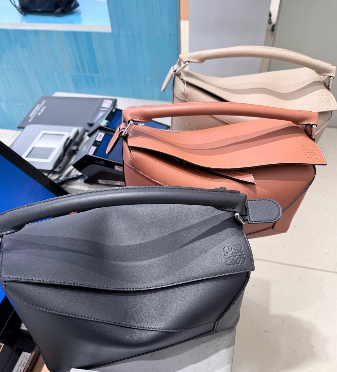 photobyyamed's tweet photo. ผมโผล่หน้าเข้า #loewe #phuwintang
ผม : ขอดู puzzle ได้มั้ยคะ
น้อง : ได้เลยค่ะ คุณผู้หญิง
ผม : เห็นภูวินทร์ถือบ่อยมาก
น้อง : มีคนมาซื้อตามเยอะเลยค่ะ (น้องยิ้ม)
ผม : รู้จักด้วยเหรอคั้บ
น้อง : รู้จักค่ะ (ยิ้มตาหยี)
ผม : …. เมื่อคืนปอนด์บินใช่มั้ยคะ
น้อง : (ยิ้มตาหยีมาก)

สาววาย 55 https://t.co/O5oWgclzmS