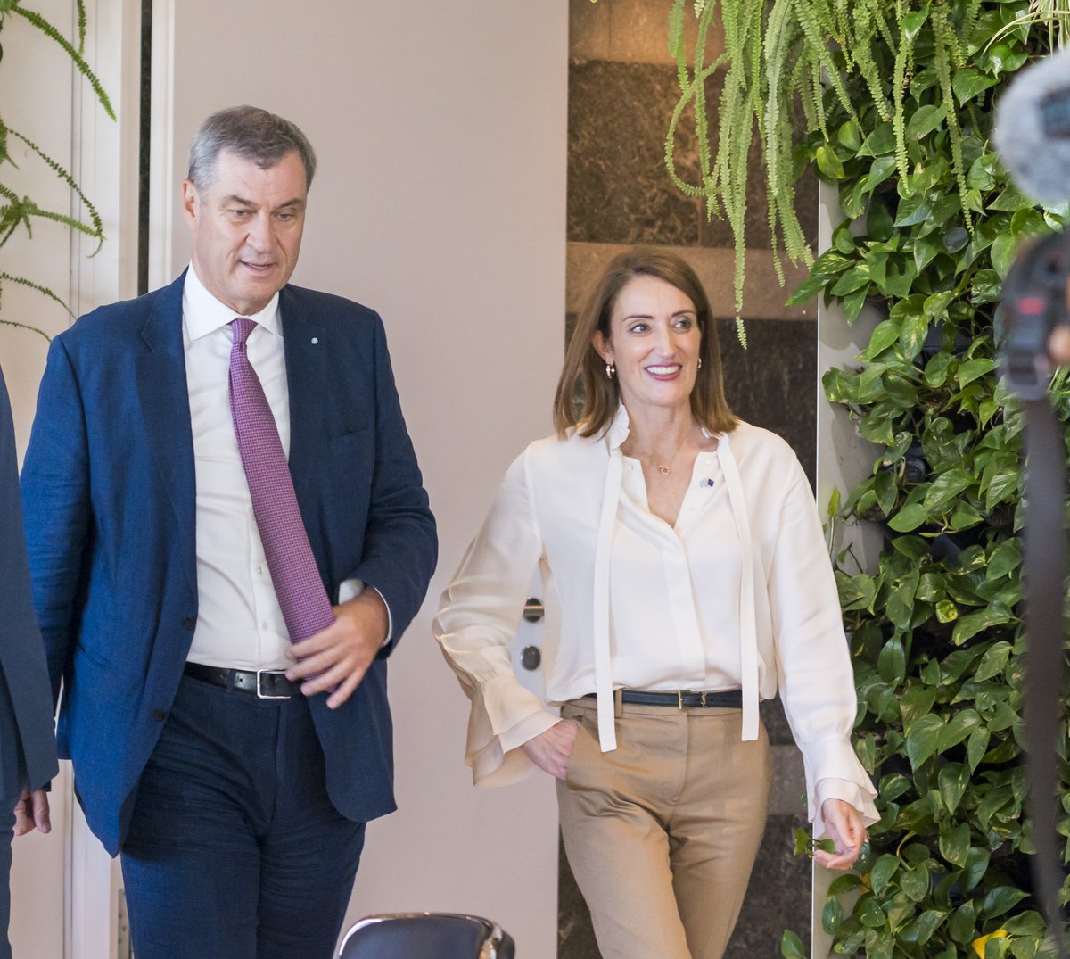 EP_President's tweet photo. Vielen Dank, Ministerpräsident @Markus_Soeder, für den herzlichen Empfang im wunderschönen Bayern.

Bayern zeigt, wie Wettbewerbsfähigkeit in Europa gelingt: mit einer starken Industrie, Mut zur Innovation und Stolz auf Tradition.

Gemeinsam liefern wir weniger Bürokratie für unsere Unternehmen und Bürger, eine wirksamere Steuerung der Migration und Sicherheit und Wohlstand für unsere Bürger 🇪🇺🇩🇪