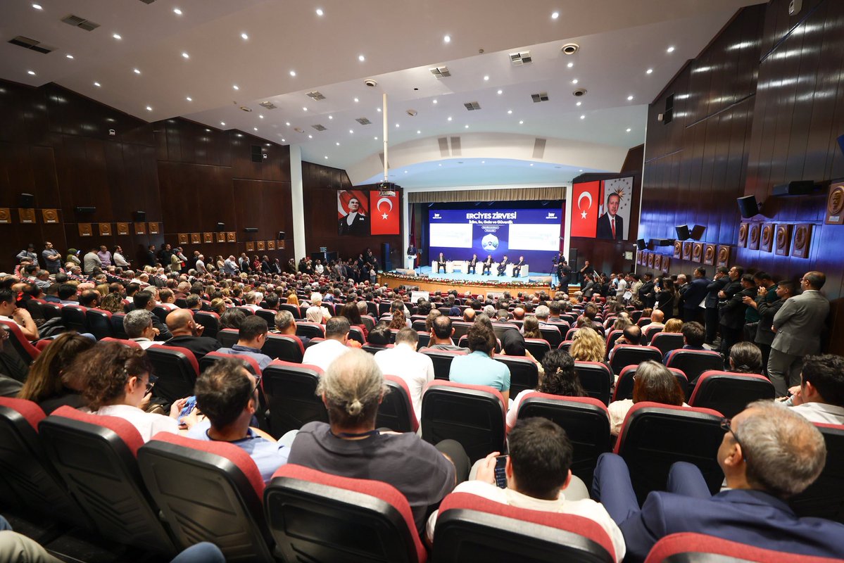 Toki_Kurumsal's tweet photo. 🌳 Bakanımız Sn. @murat_kurum, Erciyes Zirvesi'ne katıldı.

🏘️ Bakanımıza, Bakan Yardımcımız Sn. Ömer Bulut ve TOKİ Başkan Yardımcımız Sn. Osman Direnç eşlik etti.

▶️ Zirve sonrasında Kayseri Valiliği ziyareti gerçekleştirildi.

✅ Program koordinasyon toplantısı ile sona erdi.

📍 Kayseri