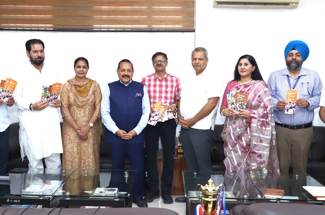 DrJitendraSingh's tweet photo. आज #Chandigarh में डॉ. संजय भदादा (HOD, एंडोक्राइनोलॉजी, PGI), डॉ. संजीव भाटिया (MS सर्जन), DGP गुरजोत मल्ली, पूर्व मेयर सुभाष चावला एवं डॉ. मोनिका सूद से आत्मीय भेंट कर उन्हें सम्मानित करने का सौभाग्य प्राप्त हुआ।

समाज निर्माण, शिक्षा और सांस्कृतिक मूल्यों के संरक्षण में ऐसे समर्पित व्यक्तित्वों का योगदान अत्यंत प्रेरणादायक है। उनके अनुभव, मार्गदर्शन और सेवा भावना को नमन।

#12YearsOfSeva
