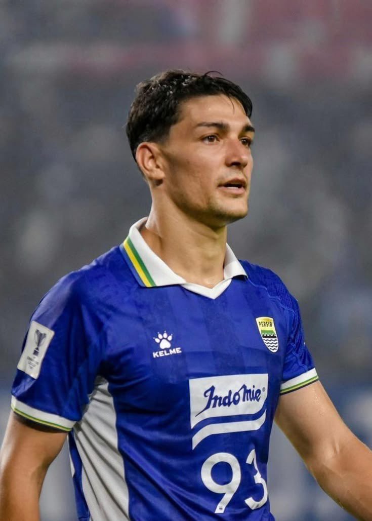 Touchline00's tweet photo. 🚨 FEDERICO BARBA RESMI TINGGALKAN PERSIB BANDUNG! 🇮🇹🧱

Sang Gladiator, bek tangguh yang jadi pilar pertahanan Persib musim lalu, resmi berpisah dengan Maung Bandung.

Hatur nuhun Barba untuk kepemimpinan, perjuangan, dan kontribusi besarnya di lapangan. 5 gol + solid di belakang — lo bikin Bobotoh bangga! 💙

Stat Highlights Barba di Persib (2025/26):
•  28 laga
•  5 gol
•  Ribuan passing akurat
•  Intersep & clearance gila

Semoga sukses di petualangan selanjutnya (katanya balik ke Eropa).

Persib kehilangan salah satu bek asing terbaik musim lalu. Siapa pengganti yang tepat buat musim depan?

#PersibBandung #FedericoBarba #Liga1 #SepakBola