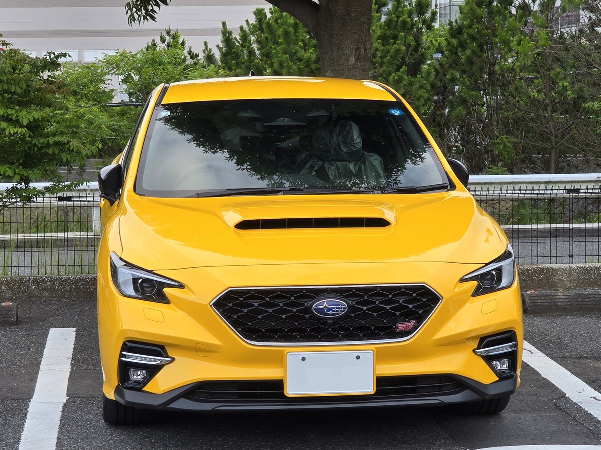 levorg_wrx's tweet photo. VM4 F型→VN5 E型。
自身で乗ってると、そのうち見慣れるんだろうけど。年相応に落ち着いた色にした方が良かったのかなぁ😂

実車で見ると金属パーツと樹脂パーツで微妙に色味が違うのがイエローだと目立つ気がする。

いずれ黒化するかな。
#サンライズイエロー #SUBARU https://t.co/481ejVfba9