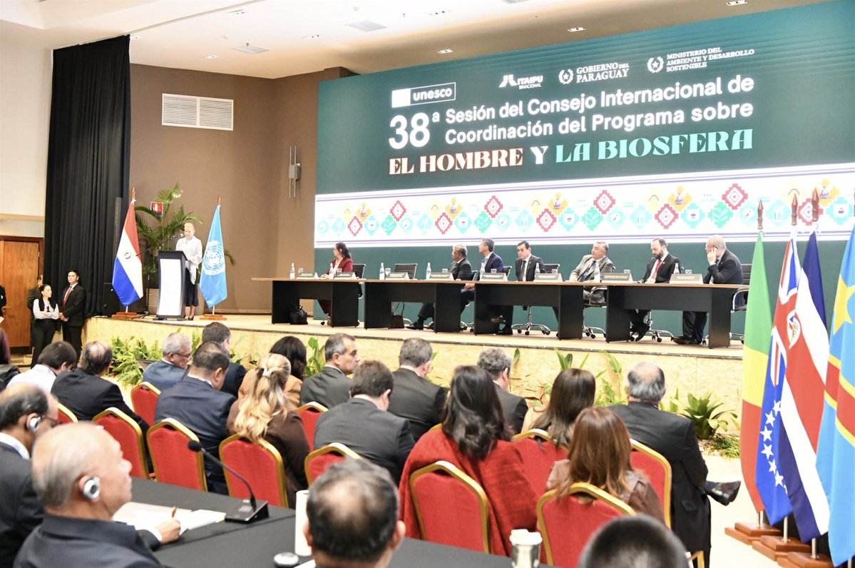 GvtMonaco's tweet photo. UNESCO : remise des Prix Prince Albert Ier à de jeunes scientifiques dans le cadre du Programme sur l’Homme et la biosphère (MAB)

Mme Agatha Korczak, Diplomate à la Délégation permanente de Monaco auprès de l’UNESCO, a représenté la Principauté à la 38ème session du Conseil international de coordination (CIC) du Programme sur l’Homme et la biosphère (MAB) de l’UNESCO, qui s’est tenue du 3 au 6 juin 2026 au Paraguay, dans la réserve de biosphère d’Itaipu.

Cette réunion a rassemblé les représentants des États membres, des scientifiques ainsi que les partenaires du Réseau mondial des réserves de biosphère, afin d’examiner les principales orientations du Programme.

Lancé en 1971, ce programme intergouvernemental vise à améliorer les relations entre les êtres humains et leur environnement grâce à la recherche scientifique. Il promeut des modèles de développement durable conciliant protection des écosystèmes, bien-être des populations et respect des réalités sociales et culturelles.

A cette occasion, le Conseil a approuvé la désignation de 14 nouvelles réserves de biosphère, renforçant ainsi l’élan mondial du Programme dans le cadre de son nouveau Plan d’action stratégique de Hangzhou (2026-2035).

Parmi les autres temps forts de cette session, onze jeunes scientifiques, issus de 10 pays, ont reçu le Prix jeunes scientifiques MAB 2026, dont 5 dans le cadre du programme Prix jeunes scientifiques MAB — Prince Albert Ier de Monaco, soutenu par la Principauté, en hommage aux contributions pionnières du Prince Albert Ier à l’océanographie. Ce prix porte spécifiquement sur les réserves de biosphère marines, insulaires et côtières, et contribue à la Décennie des Nations Unies pour les sciences océaniques au service du développement durable. Les bourses ont été attribuées pour des travaux portant sur les mangroves, l’adaptation au changement climatique et la préservation de la biodiversité.

https://t.co/TTwMUKB46P

https://t.co/bd7givAFc9

© DR