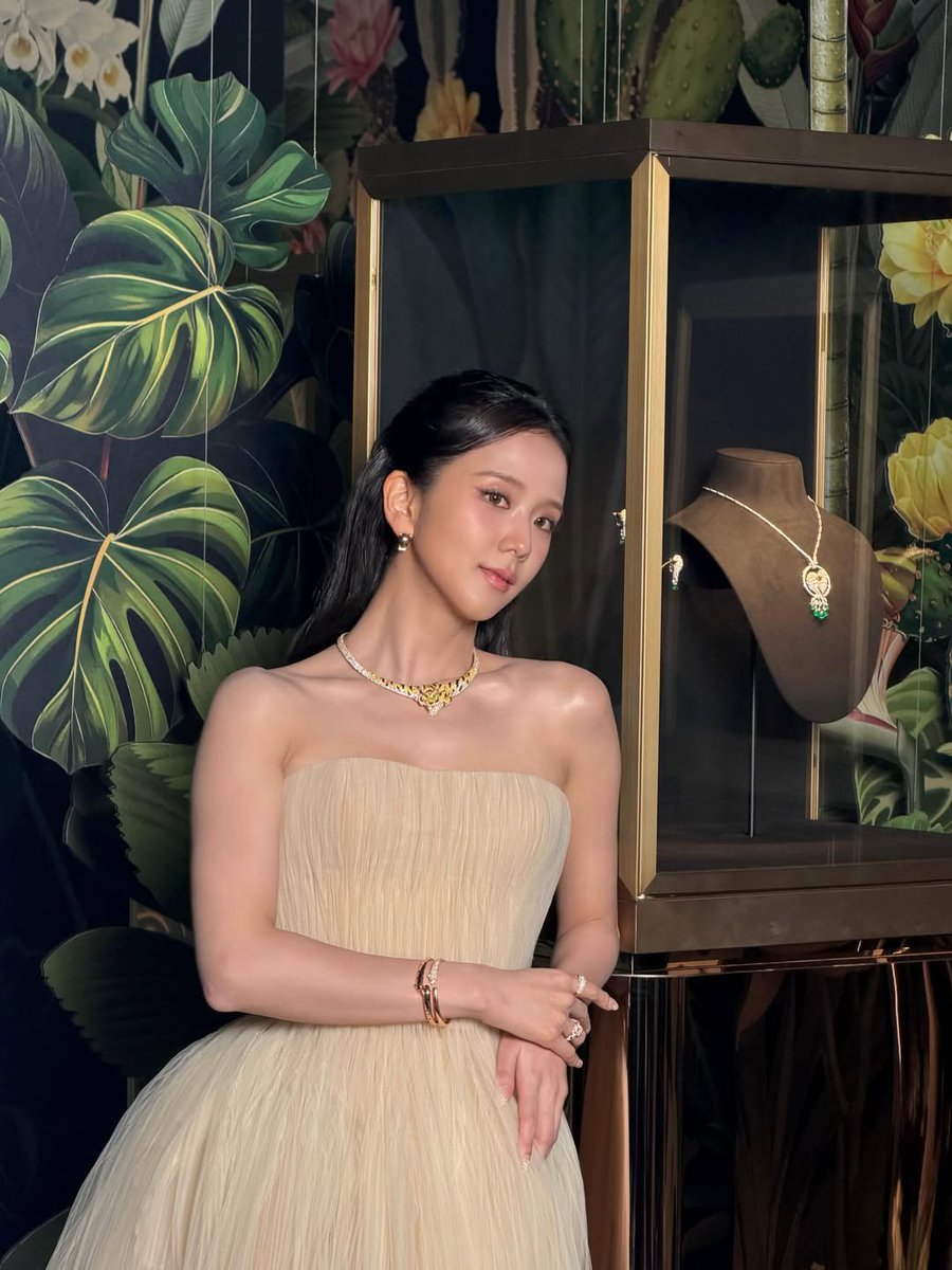Pinkys_fatale's tweet photo. DAMMMM omgggg is she even real ?? Jisoo have that generational Beautiful face card &amp; body tea no one coming near that aura ufff 💅🏻 https://t.co/DkHXLd5vRJ