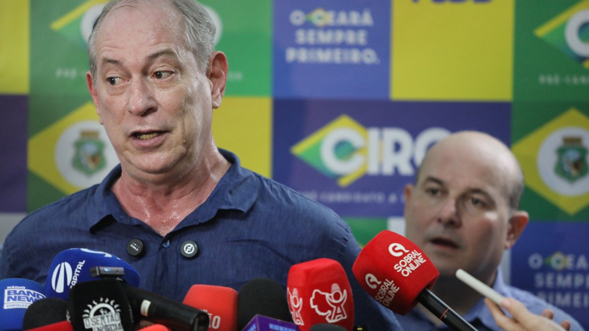 opovo's tweet photo. Ciro Gomes diz que apoiar Flávio Bolsonaro não está em discussão: "E não sei se o Flávio quer meu apoio também"    

Leia mais em: https://t.co/urNZlRVfec 

Pré-candidato a governador diz que Lula e Bolsonaro são "rigorosamente iguais" e que desavença nacional com o PL é insuperável
