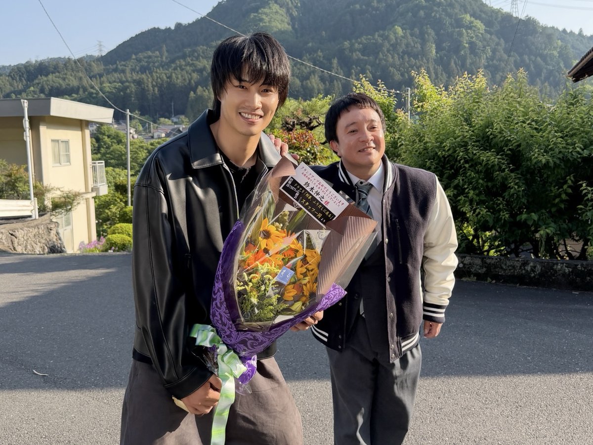 tx_drama9's tweet photo. ◤◢◤　　#ふりデカ クランクアップ 　　◢◤◢

ドラマの感想は
「#ふりデカ」でお願いします！！

★TVer最終回見逃し配信はこちら🚨
https://t.co/7yYhSluO2r

#濱田岳 #石井杏奈 #鈴木伸之
#戸田恵子 #信子 https://t.co/HIeGAzJsjj