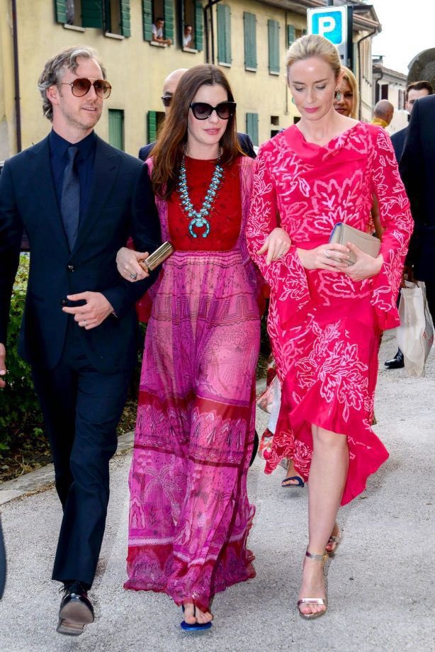 emilybluntverse's tweet photo. Anne Hathaway with her baby daddies https://t.co/Gc995QZXM4