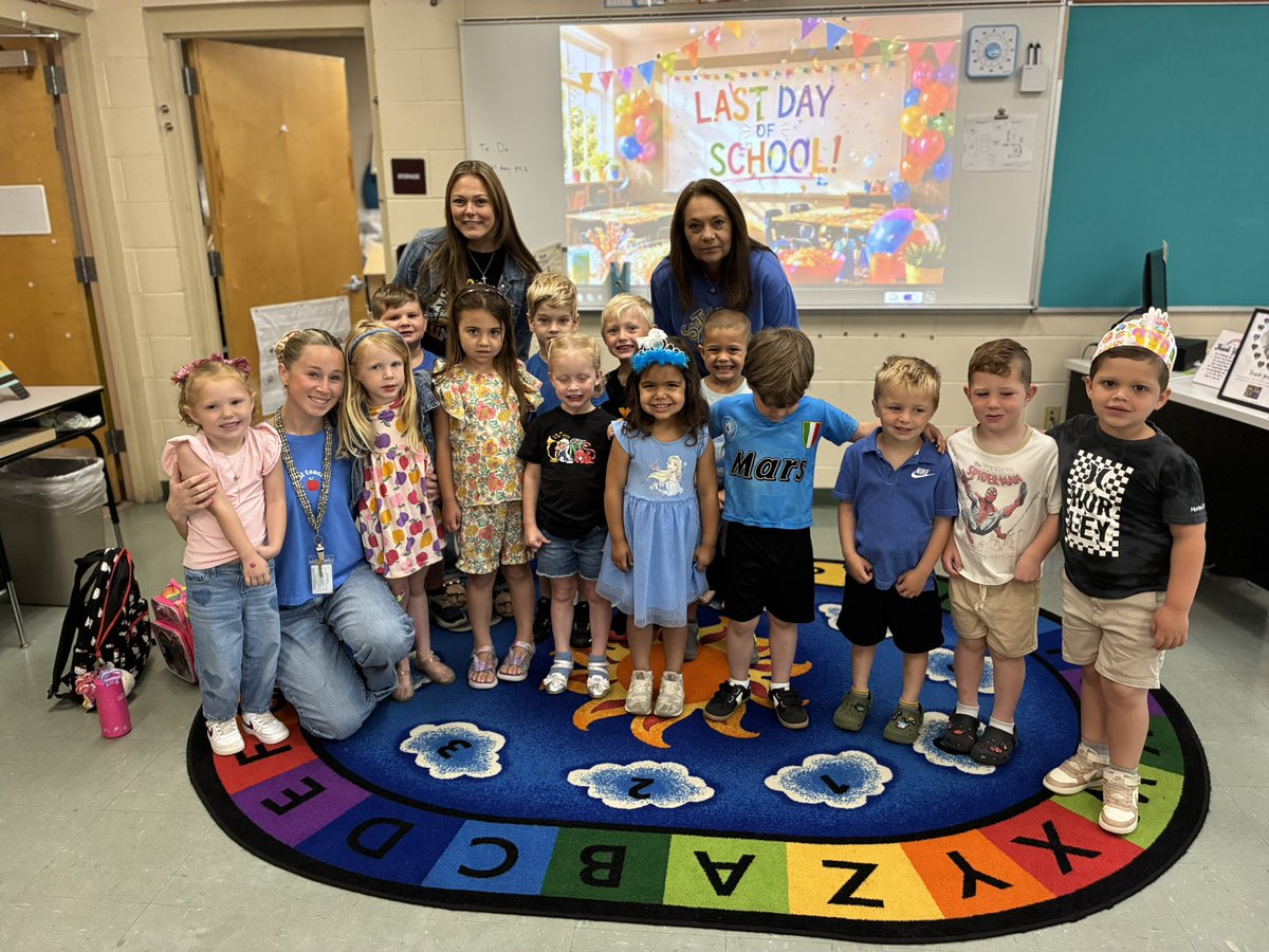 msamandawalker's tweet photo. Last day of an amazing year with an even better group of kiddos. Wishing everyone an amazing summer!  ☀️ https://t.co/ws30JPIZEQ