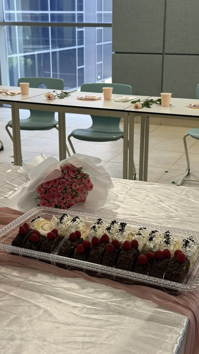 mssh_2i's tweet photo. قدر اللّٰه وانتهت مرحلة البكالوريوس
وانطوت معها أيام ما تنعاد 
احتفالاً بالكثير من الإنجازات
وتقهوينا قهوة الوداع ..
لم تكن مجرد " نهاية " بل كانت لحظة فارقة تعلن ختام فصل كامل من حياتنا 🤍 https://t.co/SqenHLSaAC