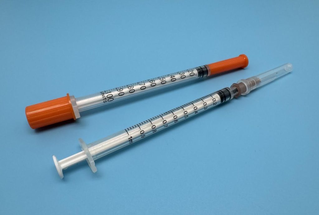 cnxcabincrew11's tweet photo. นักบินเลือกใช้รูปแบบเข็มฉีดยาแบบไหนกันครับ

💉แบบที่ 1: ฝาครอบสีส้ม เข็มติดกับไซริงจ์ ข้อดีคือ ช่วยลดยาที่เหลือค้างในไซริงจ์ ส่วนใหญ่ขนาด 29G ยาว ½ นิ้ว (13 mm) หรือสั้นกว่า (8 mm)

💉แบบที่ 2: แยกเข็มกับไซริงจ์ ข้อดีคือ เลือกเข็มเบอร์ไหนก็ได้ ยิ่งเลขเยอะยิ่งบาง

ส่วนตัวใช้แบบที่ 2 เข็มเบอร์ 32G แทบจะไม่เห็นรอยเลยครับ ช้ำนี้ไม่ต้องพูดถึง ไม่มีงับ