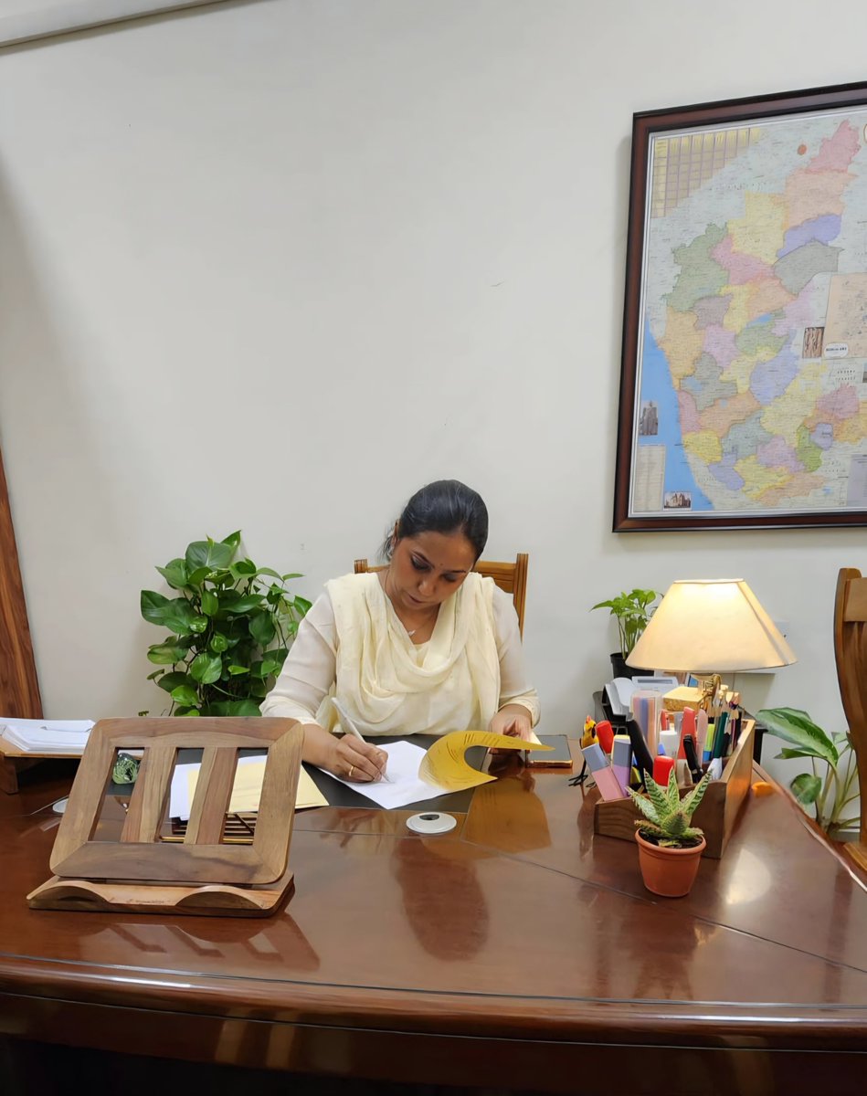 DrVaishnavi14's tweet photo. Grateful to the Almighty and Hon'ble CM @DKShivakumar Sir for inducting me into his team. Taking charge as Officer on Special Duty to the Hon’ble CM today. My team has been my pillar of strength. Immense gratitude to my parents, family and Gurus for the blessings. https://t.co/rkCF41fyJ8
