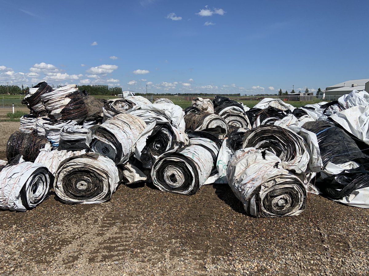 Cleanfarms's tweet photo. SK farmers! Bring in your grain bags at a collection site. Remove debris, roll them up using a mechanical roller, tie with baler twine &amp; return them to your local collection site. Please check the opening hours of your closest site before drop off: https://t.co/sFFpdI9NQZ. https://t.co/ITzBpBBqtB