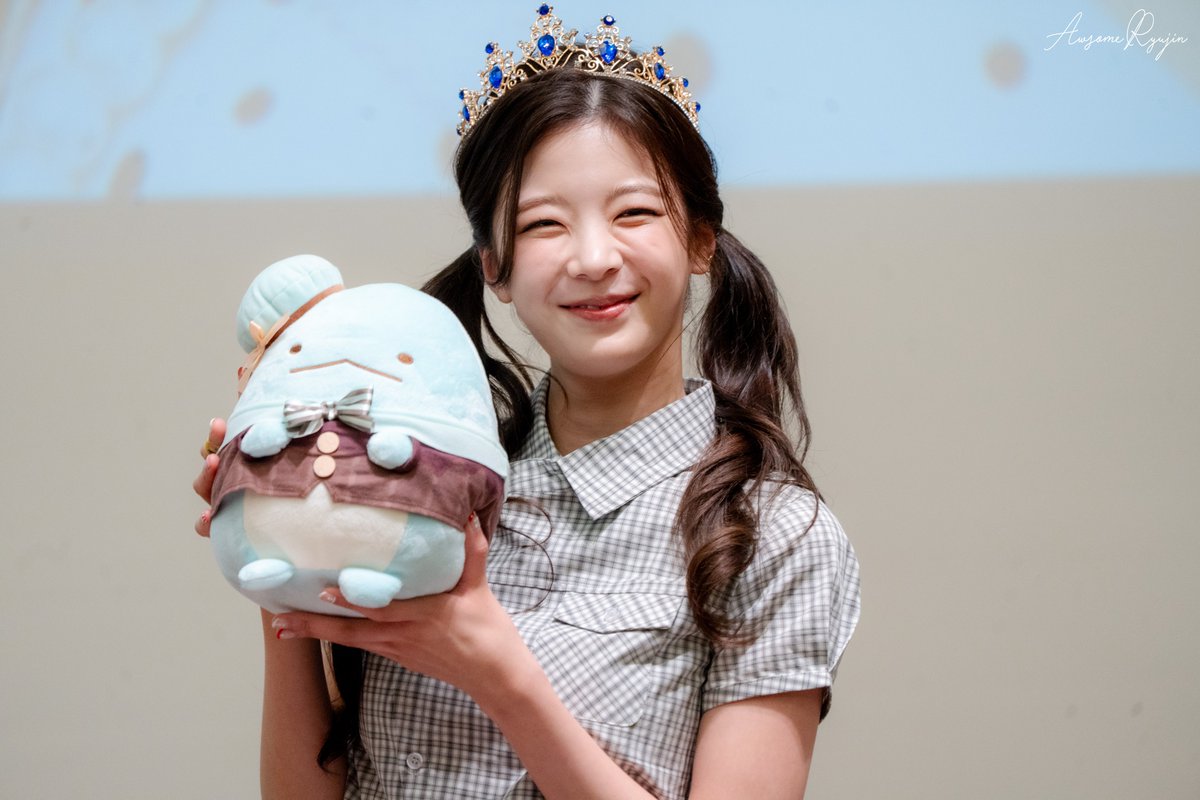 AwsomeRyujin's tweet photo. 260612 MS #ITZY #있지 #LIA #리아 

첫번째 사진에서 지수야 왜 사냥해서 포획한 것 처럼 들고 있니 ㅎㅎ (저번에 류진이도 그렇고 인형 드는 모습이 남다른 우리애들)

양갈래 머리하니까 아기 공주님 같아 https://t.co/dP1H7vow9e