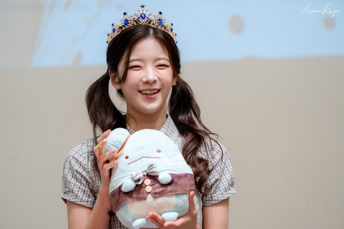 AwsomeRyujin's tweet photo. 260612 MS #ITZY #있지 #LIA #리아 

첫번째 사진에서 지수야 왜 사냥해서 포획한 것 처럼 들고 있니 ㅎㅎ (저번에 류진이도 그렇고 인형 드는 모습이 남다른 우리애들)

양갈래 머리하니까 아기 공주님 같아 https://t.co/dP1H7vow9e