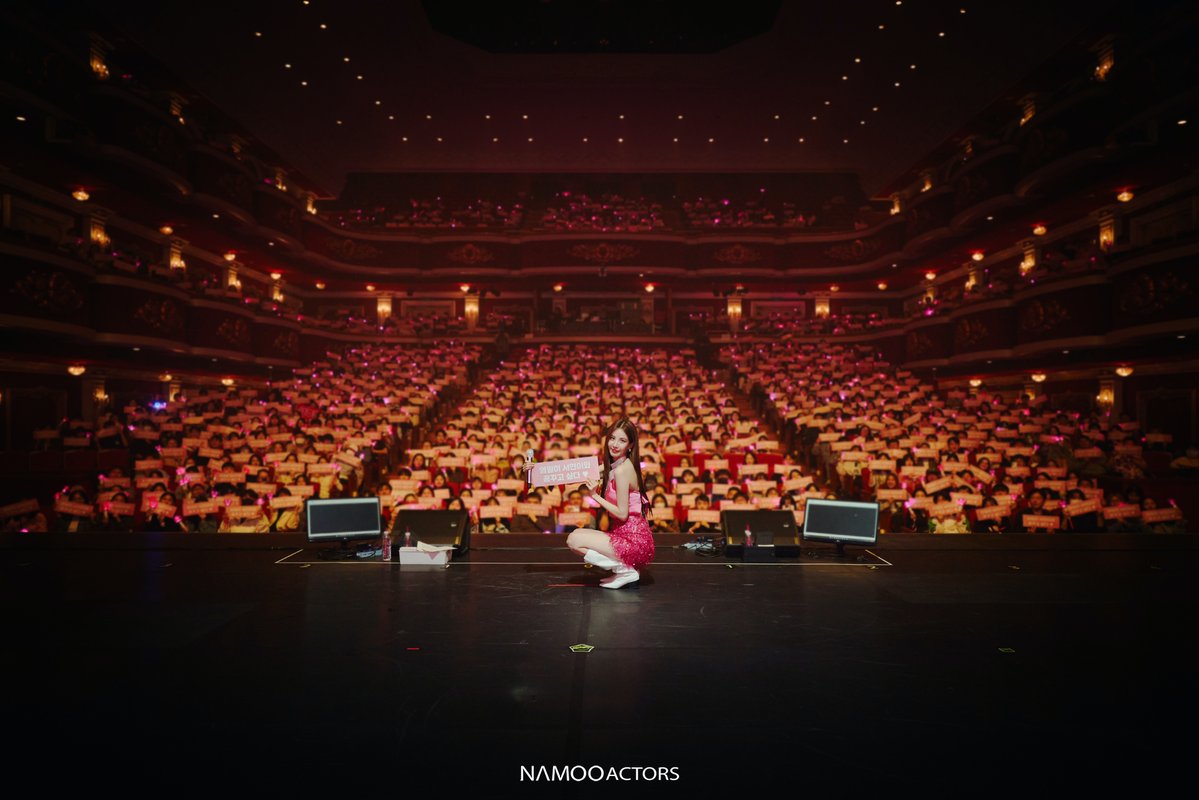 seohyuncentric's tweet photo. See how Twice fans have to lie to make any point? That's a fan ARRIVING to Seohyun's full SOLO fanmeeting tour, something Dahyun can't relate. https://t.co/qFny04A4wD