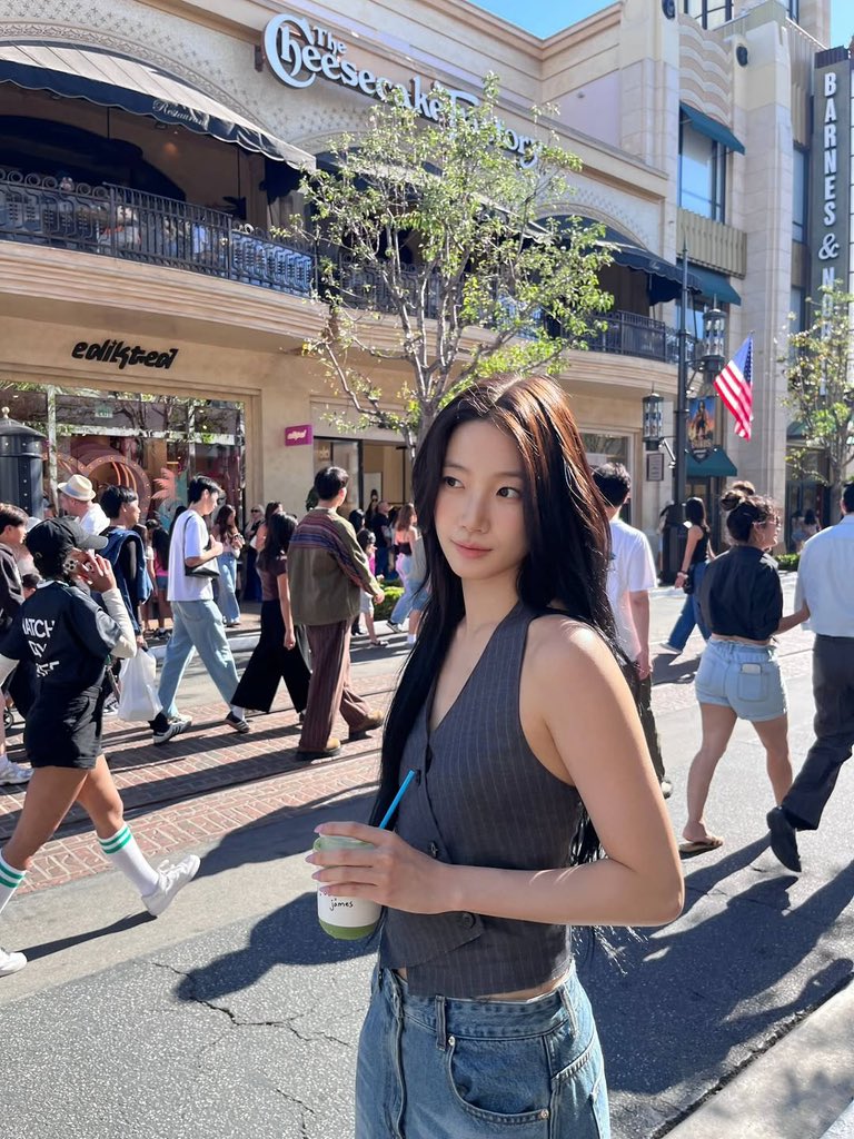 sserapics's tweet photo. zuhazana instagram update 

: Ariana grande hate that i made you love me

#KAZUHA #카즈하
#LE_SSERAFIM #르세라핌 https://t.co/xEsZZNaN8F