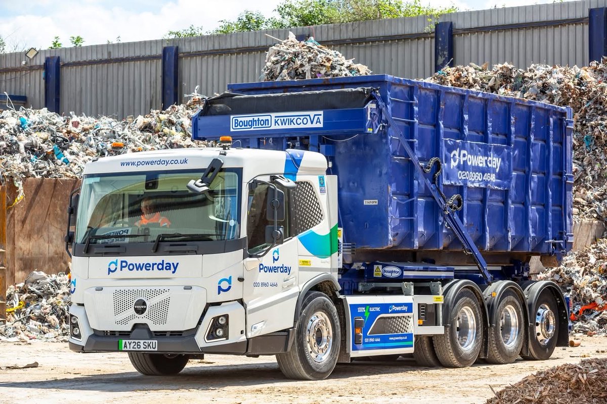 Comm_Motor's tweet photo. Powerday has strengthened its electric truck fleet with the addition of two Volvo FM Low Entry 8x4 rigids, believed to be the first examples in the UK fitted with hookloader equipment. READ MORE 👉 https://t.co/fQpsevkxAC

#CommercialMotor #VolvoTrucks https://t.co/gN69V6E2cK